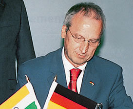 Max-Planck-Gesellschaft intensiviert Indien-Kooperation (2004)