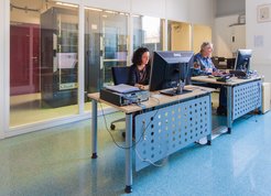 Am Supercomputer: Mit dem sogenannten Korrelator am Max-Planck-Institut für Radioastronomie werten Wissenschaftler die Daten des Event Horizon Telescope aus. An den Bildschirmen sitzen Laura La Porta und Hermann Sturm.