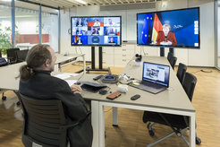 Virtueller Auftakt: Bernhard Schölkopf in der Videokonferenz zum Startschuss für den „AI Breakthrough Hub“ mit Bundeskanzlerin Angela Merkel.
