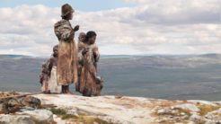 Illustration der Gruppe aus Zlatý kůň/Ranis. Vor etwa 45.000 Jahren zogen Menschen aus Ranis in Thüringen und aus Zlatý kůň in Tschechien vermutlich gemeinsam durch die offenen Steppenlandschaften Europas.