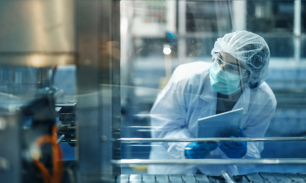 Das Bild zeigt eine Wissenschaftlerin, die im Labor Untersuchungen durchführt, was symbolisch für den DeepTech-Bereich grüne Biotechnologie steht.